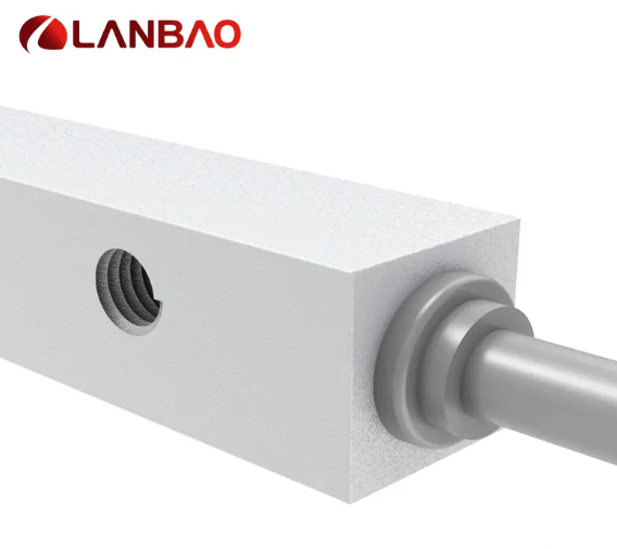 Lanbao LE81VF15 inductive proximity switch with M8 connection - switching distance 1.5 mm